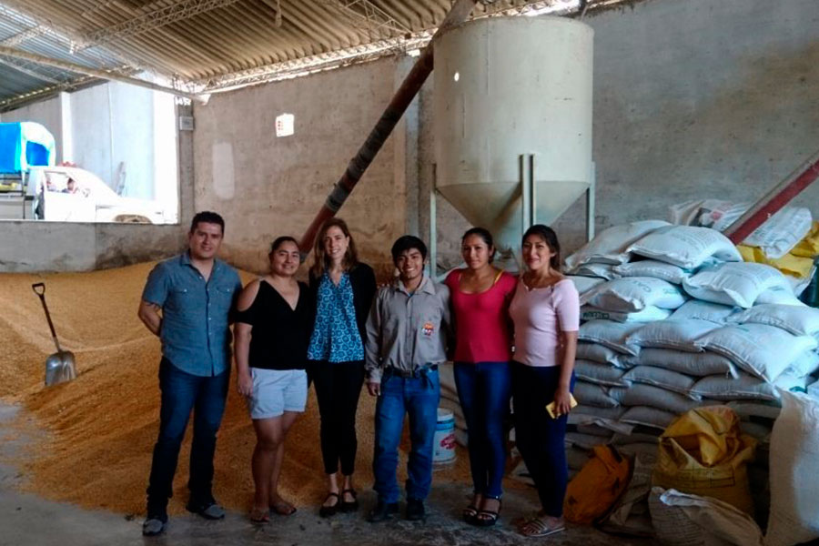 Un equipo técnico-comercial de Biovet imparte una charla en una fábrica de piensos en Bolivia ne junio