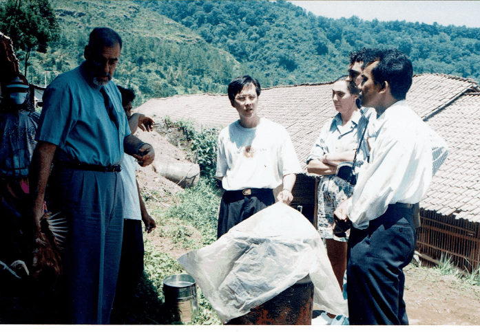 El Dr. Jaime Borrell en Indonesia, 1994
