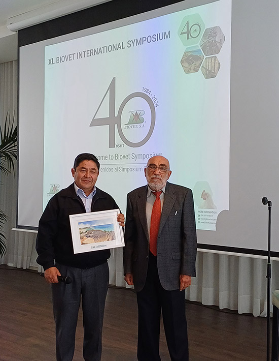 The best scientific development (to Dr. Alexander Obando from the Universidad Santa María de Arequipa, for his research on the regulation of intestinal transit through fossil minerals)