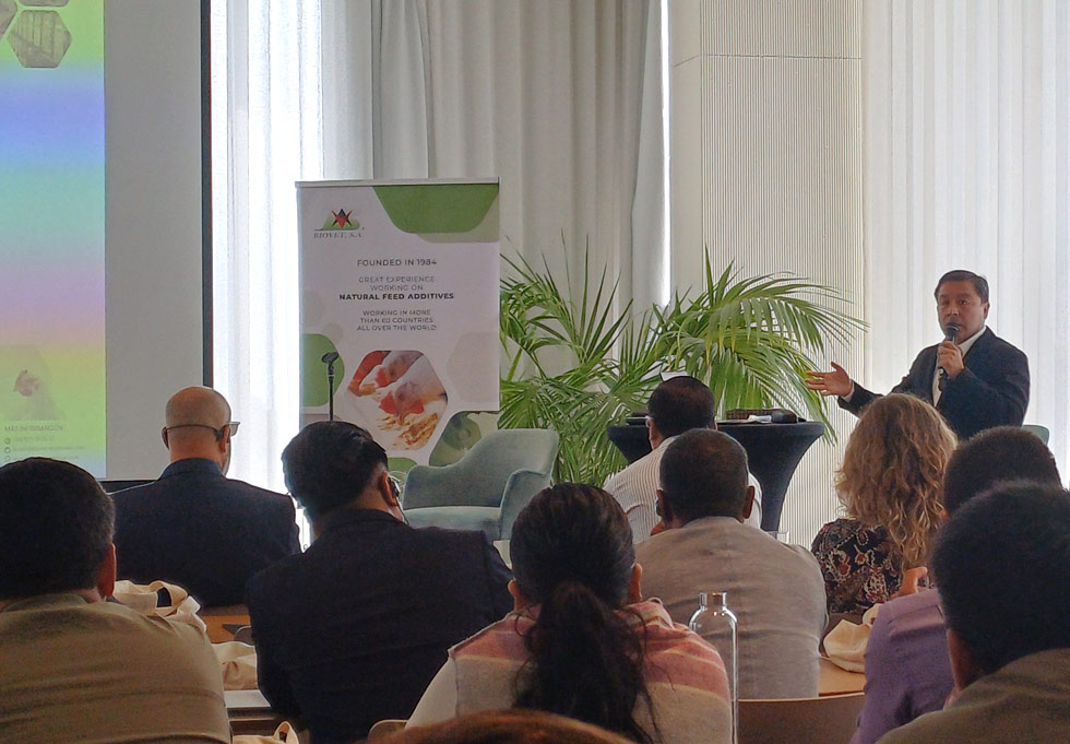 Eng. Hugo Patiño demonstrated the effectiveness of Alquermold Natural as a preservative